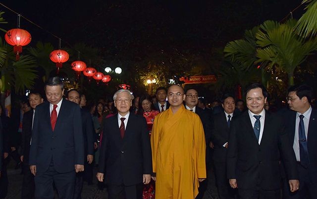 Tổng Bí thư, Chủ tịch nước tản bộ trên đường Thanh Niên, lì xì công nhân ảnh 5