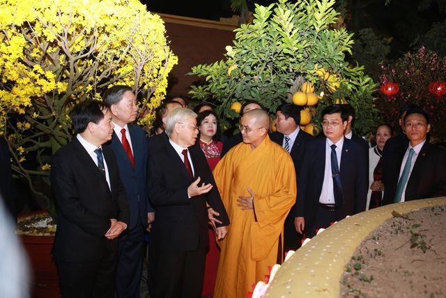 Tổng Bí thư, Chủ tịch nước tản bộ trên đường Thanh Niên, lì xì công nhân ảnh 6