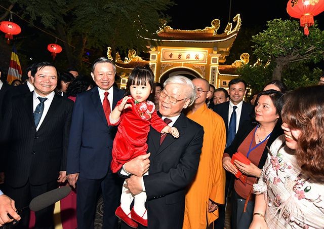 Tổng Bí thư, Chủ tịch nước tản bộ trên đường Thanh Niên, lì xì công nhân ảnh 7