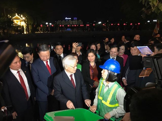 Tổng Bí thư, Chủ tịch nước tản bộ trên đường Thanh Niên, lì xì công nhân ảnh 8