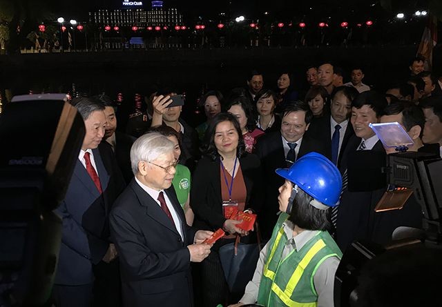 Tổng Bí thư, Chủ tịch nước tản bộ trên đường Thanh Niên, lì xì công nhân ảnh 9