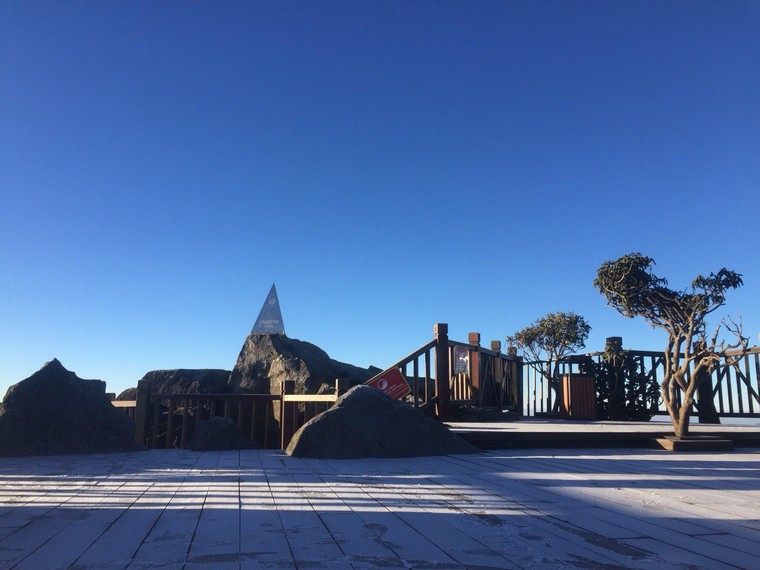 Hà Nội Tết nóng như mùa hè, đỉnh Fansipan băng phủ trắng ảnh 8