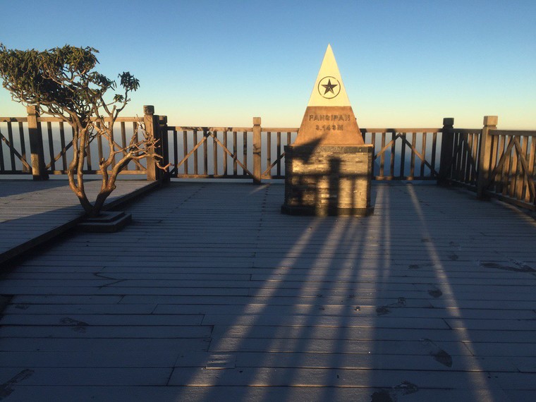 Hà Nội Tết nóng như mùa hè, đỉnh Fansipan băng phủ trắng ảnh 10