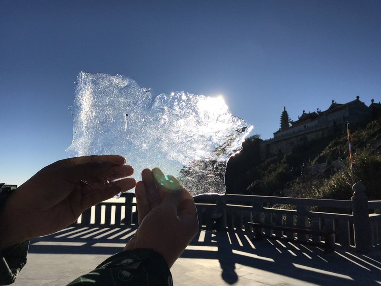 Hà Nội Tết nóng như mùa hè, đỉnh Fansipan băng phủ trắng ảnh 1