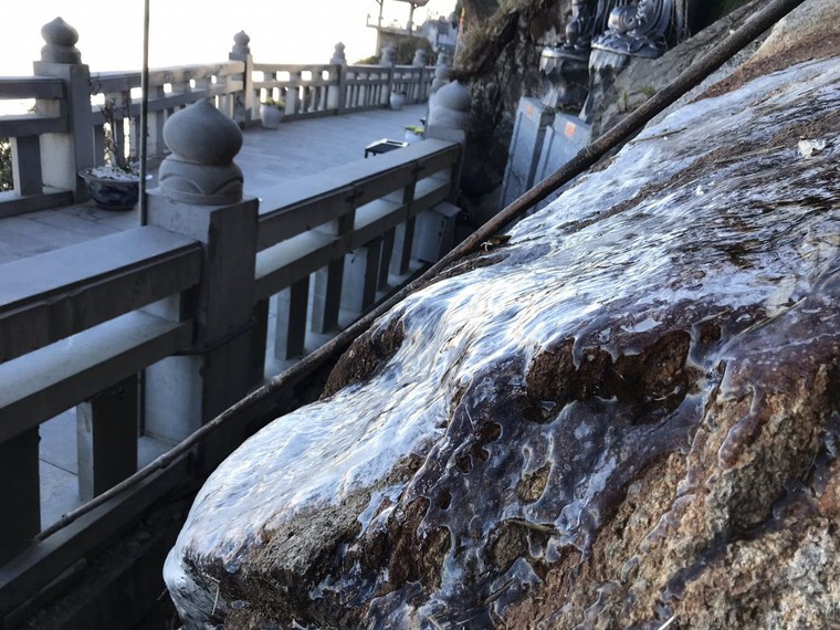 Hà Nội Tết nóng như mùa hè, đỉnh Fansipan băng phủ trắng ảnh 2