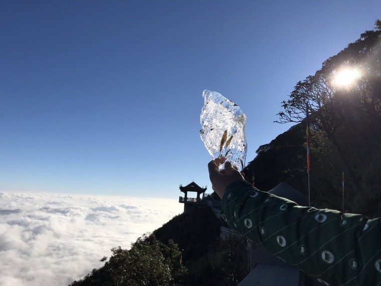 Hà Nội Tết nóng như mùa hè, đỉnh Fansipan băng phủ trắng ảnh 3