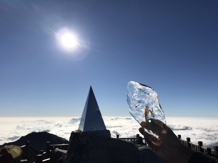 Hà Nội Tết nóng như mùa hè, đỉnh Fansipan băng phủ trắng ảnh 4