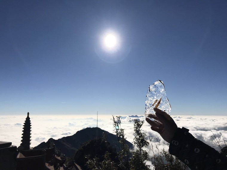 Hà Nội Tết nóng như mùa hè, đỉnh Fansipan băng phủ trắng ảnh 5