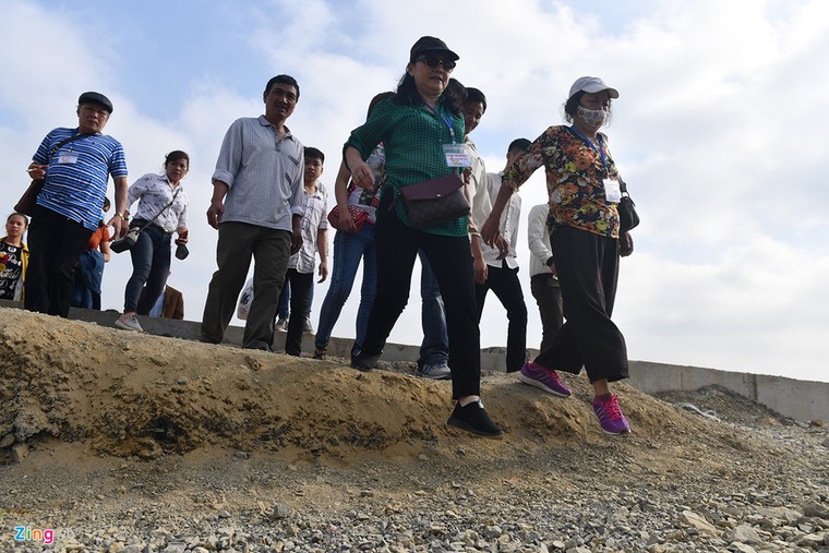 Dòng người đến ngôi chùa lớn nhất thế giới ở Hà Nam dù chưa xây xong ảnh 10