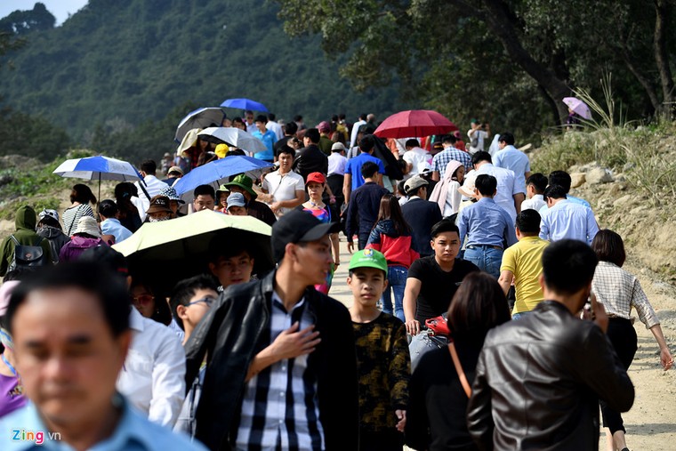 Dòng người đến ngôi chùa lớn nhất thế giới ở Hà Nam dù chưa xây xong ảnh 11