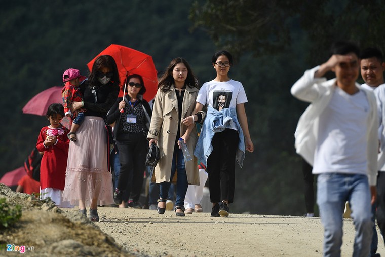 Dòng người đến ngôi chùa lớn nhất thế giới ở Hà Nam dù chưa xây xong ảnh 12