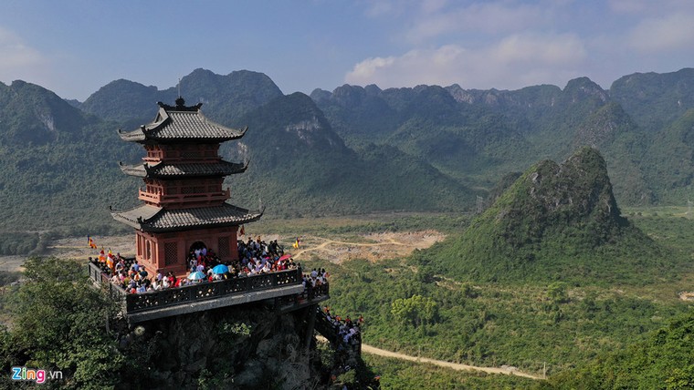 Dòng người đến ngôi chùa lớn nhất thế giới ở Hà Nam dù chưa xây xong ảnh 14