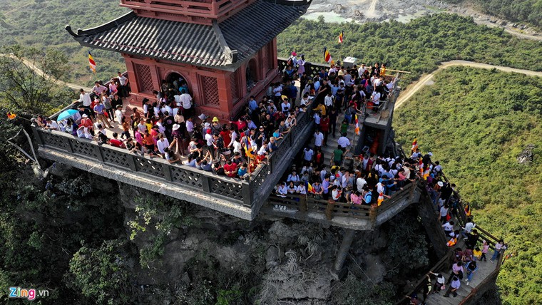 Dòng người đến ngôi chùa lớn nhất thế giới ở Hà Nam dù chưa xây xong ảnh 15