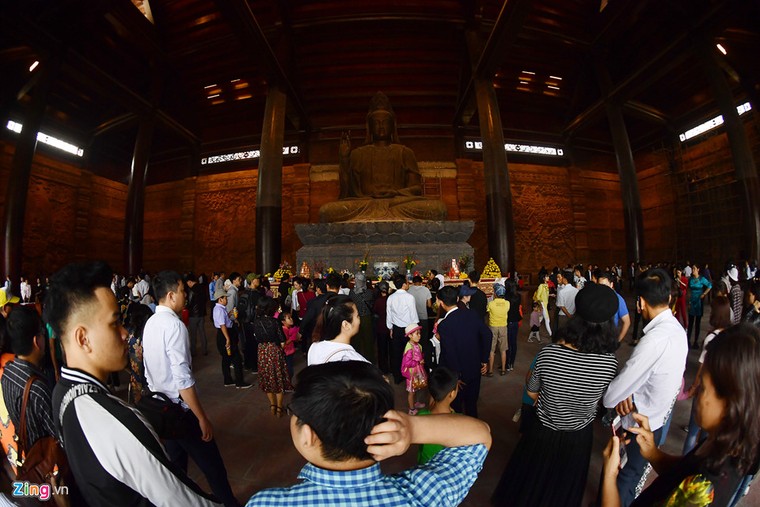 Dòng người đến ngôi chùa lớn nhất thế giới ở Hà Nam dù chưa xây xong ảnh 16