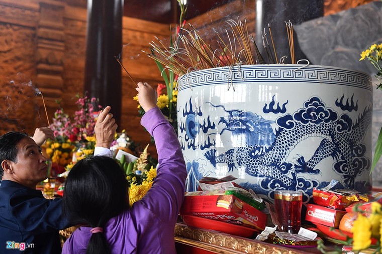 Dòng người đến ngôi chùa lớn nhất thế giới ở Hà Nam dù chưa xây xong ảnh 17