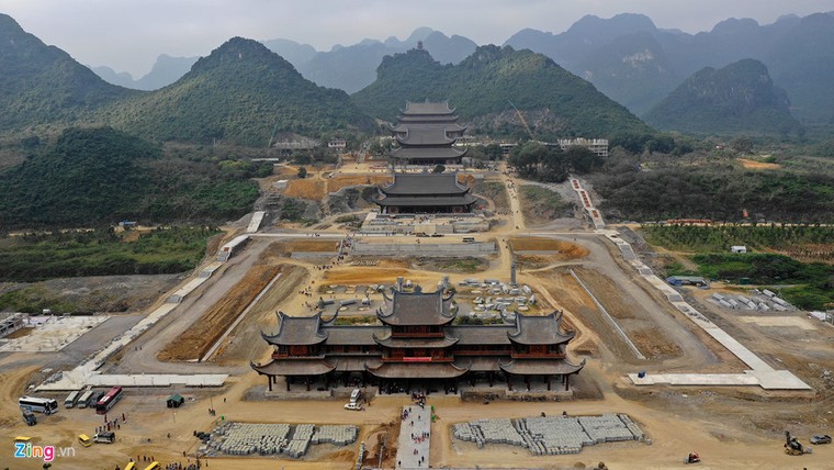 Dòng người đến ngôi chùa lớn nhất thế giới ở Hà Nam dù chưa xây xong ảnh 1