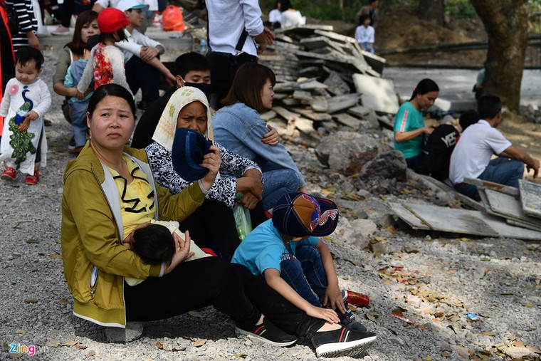 Dòng người đến ngôi chùa lớn nhất thế giới ở Hà Nam dù chưa xây xong ảnh 20