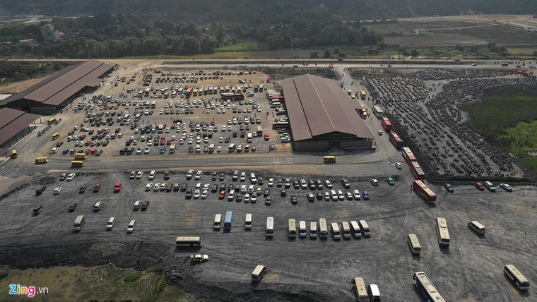 Dòng người đến ngôi chùa lớn nhất thế giới ở Hà Nam dù chưa xây xong ảnh 2