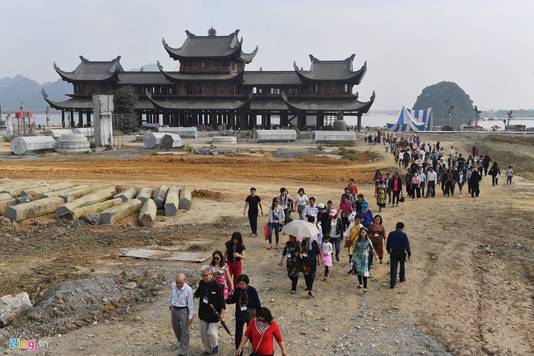 Dòng người đến ngôi chùa lớn nhất thế giới ở Hà Nam dù chưa xây xong ảnh 4