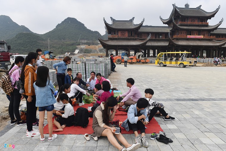 Dòng người đến ngôi chùa lớn nhất thế giới ở Hà Nam dù chưa xây xong ảnh 5