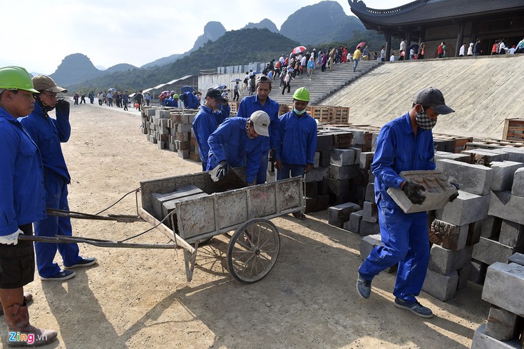 Dòng người đến ngôi chùa lớn nhất thế giới ở Hà Nam dù chưa xây xong ảnh 7