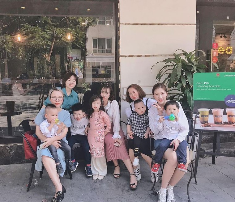 Hoa hậu Thu Thảo và con gái mặc áo dài đôi đáng yêu ngày Tết ảnh 10