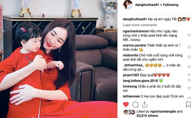 Hoa hậu Thu Thảo và con gái mặc áo dài đôi đáng yêu ngày Tết ảnh 1