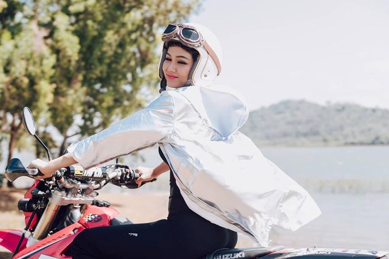 Hoa hậu Thu Thảo và con gái mặc áo dài đôi đáng yêu ngày Tết ảnh 4