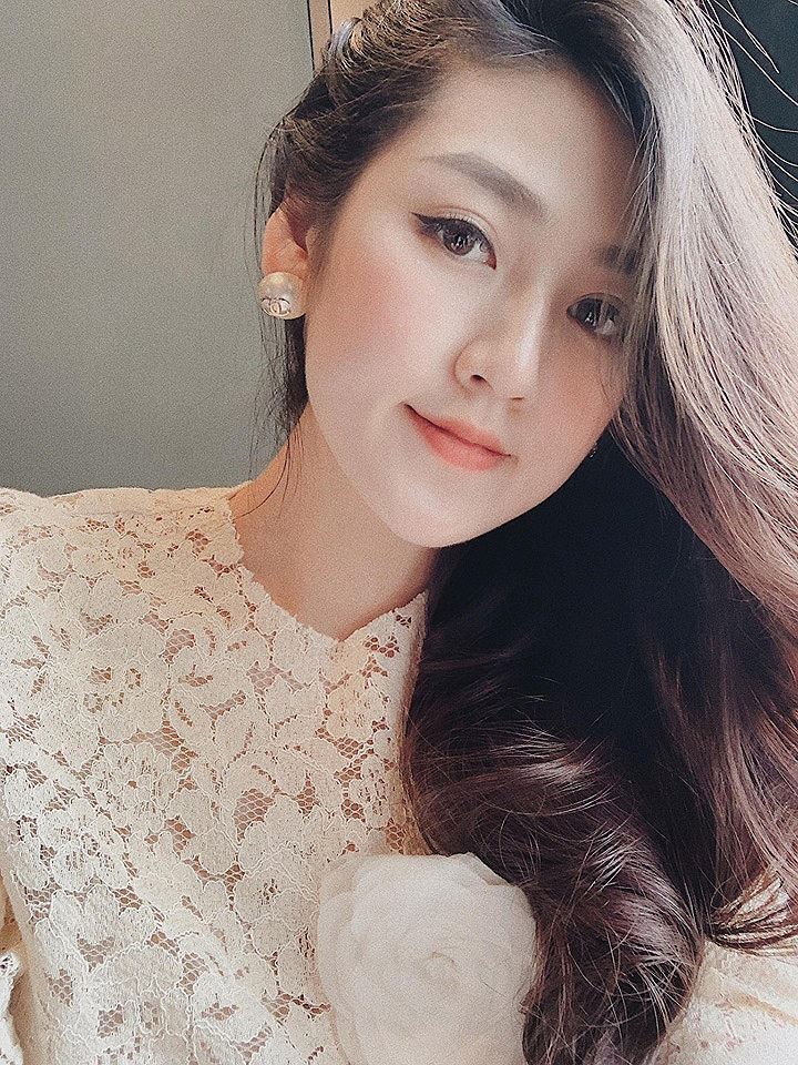 Hoa hậu Thu Thảo và con gái mặc áo dài đôi đáng yêu ngày Tết ảnh 8