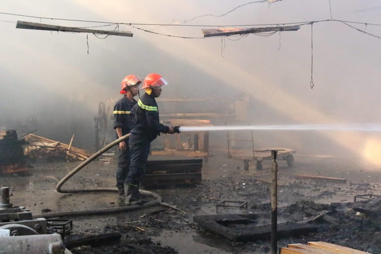 Công ty gỗ cháy nghi ngút ngày làm việc đầu năm ảnh 3