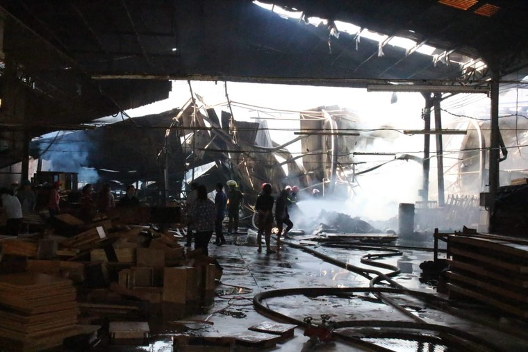 Công ty gỗ cháy nghi ngút ngày làm việc đầu năm ảnh 2