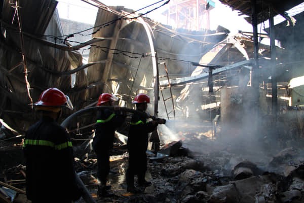 Công ty gỗ cháy nghi ngút ngày làm việc đầu năm ảnh 1