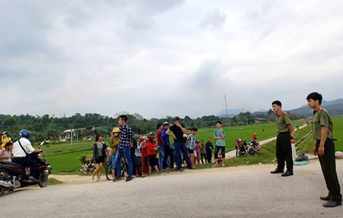 Bắt được 2 đối tượng vận chuyển ma túy dùng súng cố thủ trên xe ô tô ảnh 1