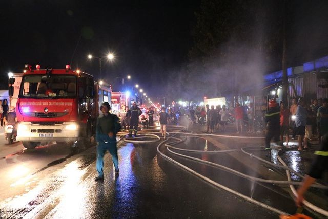 4 căn nhà cháy dữ dội, người dân ôm tài sản tháo chạy ngày thần tài ảnh 2