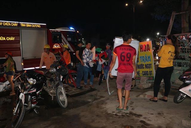 4 căn nhà cháy dữ dội, người dân ôm tài sản tháo chạy ngày thần tài ảnh 1