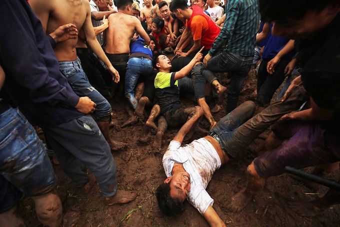 Hàng trăm thanh niên vây kín đền Hiền Quan đòi cướp phết mặc lệnh dừng ảnh 3