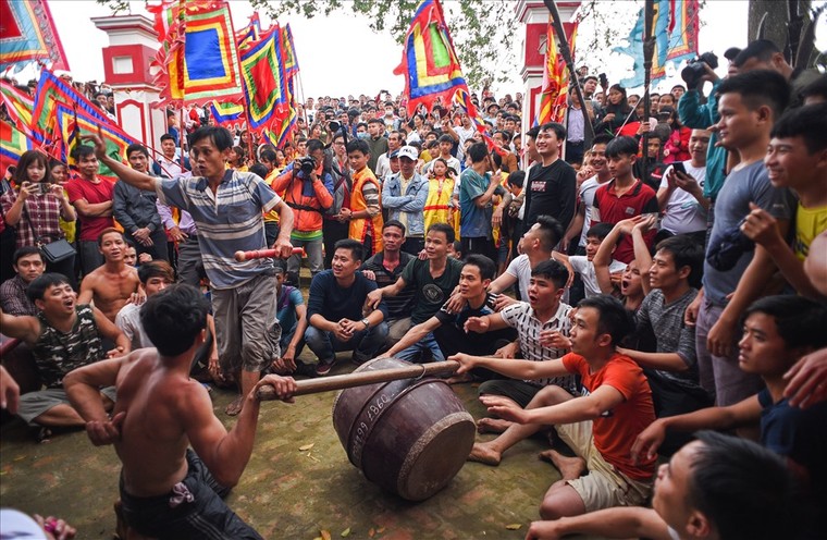 Hàng trăm thanh niên vây kín đền Hiền Quan đòi cướp phết mặc lệnh dừng ảnh 2