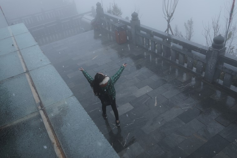 Du khách thích thú thưởng thức tuyết trắng trên đỉnh Fansipan ảnh 1