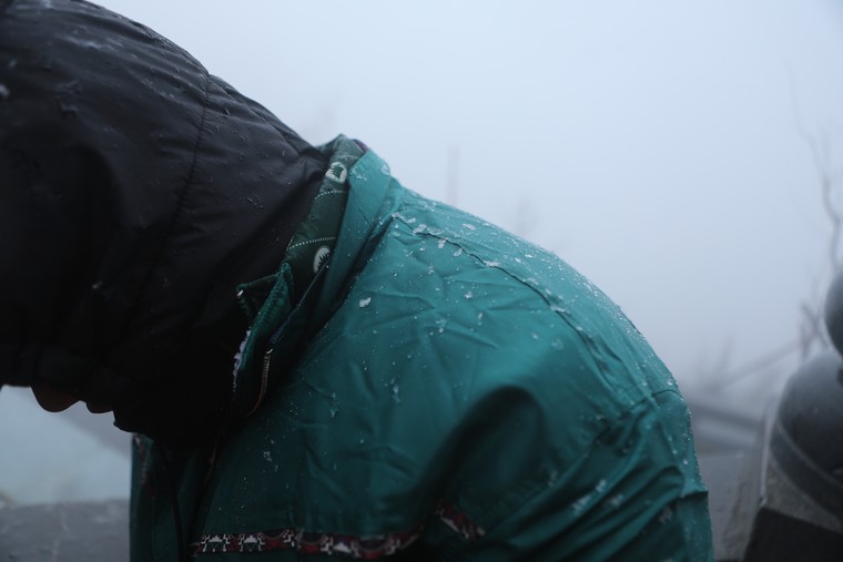 Du khách thích thú thưởng thức tuyết trắng trên đỉnh Fansipan ảnh 2