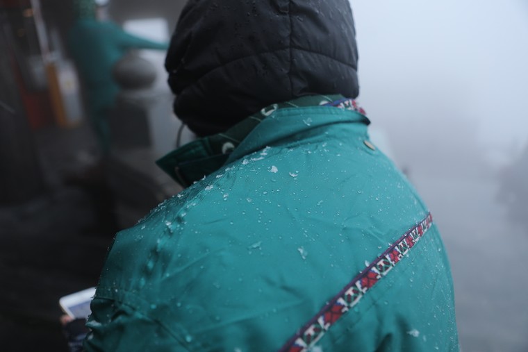 Du khách thích thú thưởng thức tuyết trắng trên đỉnh Fansipan ảnh 3