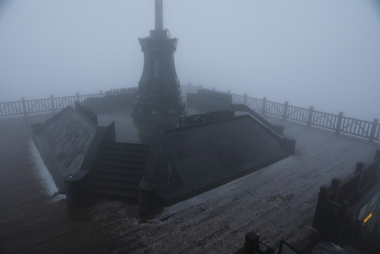 Du khách thích thú thưởng thức tuyết trắng trên đỉnh Fansipan ảnh 5