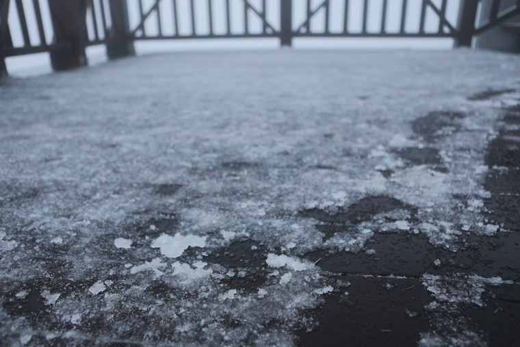 Du khách thích thú thưởng thức tuyết trắng trên đỉnh Fansipan ảnh 6