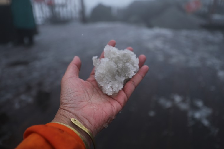 Du khách thích thú thưởng thức tuyết trắng trên đỉnh Fansipan ảnh 7