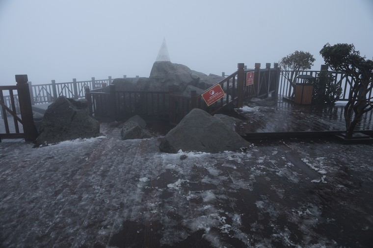 Du khách thích thú thưởng thức tuyết trắng trên đỉnh Fansipan ảnh 8