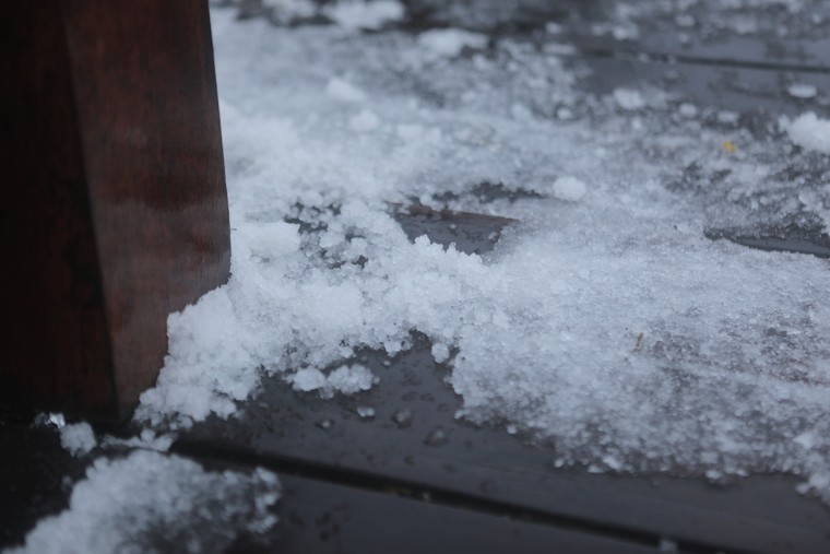 Du khách thích thú thưởng thức tuyết trắng trên đỉnh Fansipan ảnh 9