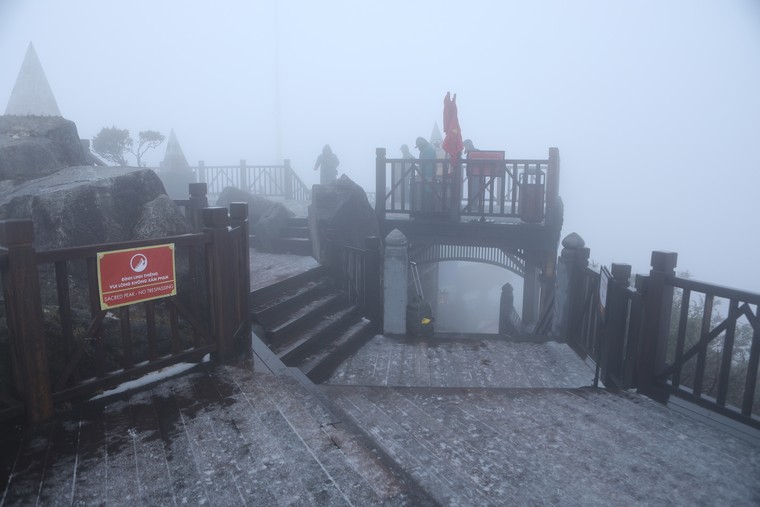 Du khách thích thú thưởng thức tuyết trắng trên đỉnh Fansipan ảnh 12