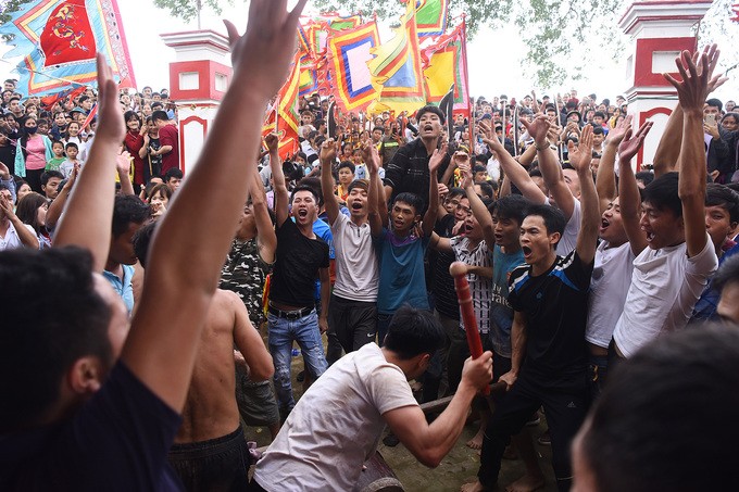 Hàng trăm thanh niên vây kín đền Hiền Quan đòi cướp phết mặc lệnh dừng ảnh 1
