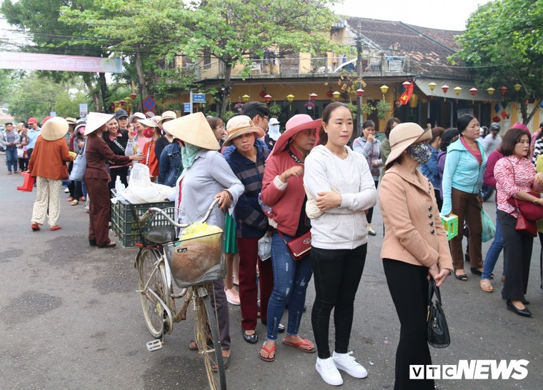 Người dân xếp hàng dài cả cây số chờ vía chùa Ông ở phố cổ Hội An ảnh 1