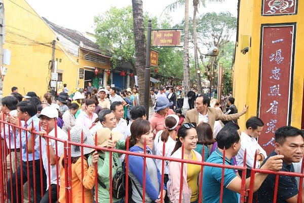 Người dân xếp hàng dài cả cây số chờ vía chùa Ông ở phố cổ Hội An ảnh 2