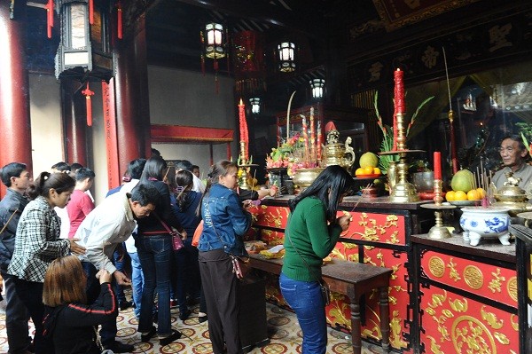 Người dân xếp hàng dài cả cây số chờ vía chùa Ông ở phố cổ Hội An ảnh 5